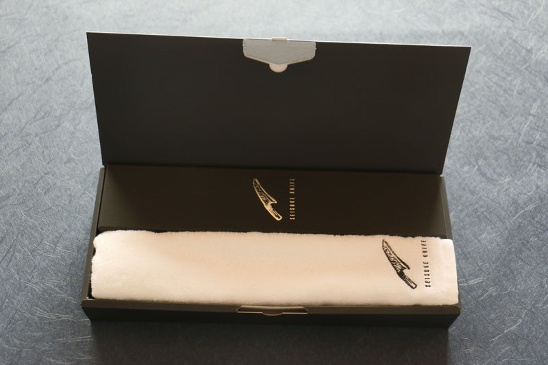 Coffret Cadeau Avec Couteau Santoku Seisuke en Acier Suédois Avec Manche en Bois d'acajou et Serviette Blanche - japanny-FR